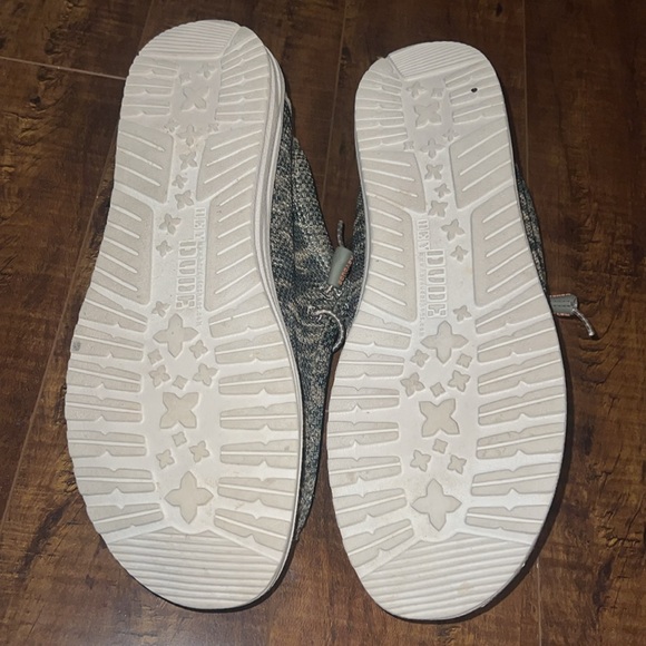 Selling brand new hey dude shoes, worn once (too big for me) men’s size 8 - Picture 4 of 6